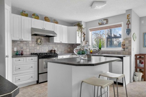 112 Valley Stream Close Nw, Calgary, AB - Indoor Photo Showing Kitchen