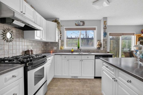 112 Valley Stream Close Nw, Calgary, AB - Indoor Photo Showing Kitchen