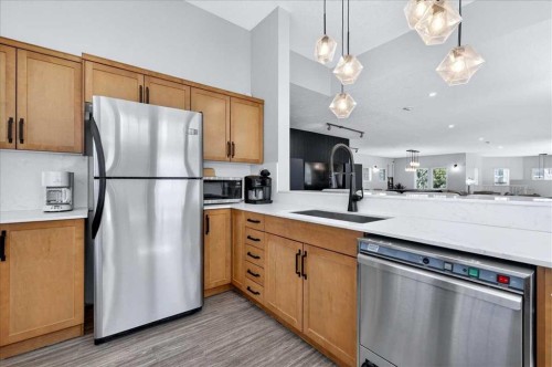 303-70 Royal Oak Plaza Nw, Calgary, AB - Indoor Photo Showing Kitchen