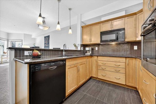 303-70 Royal Oak Plaza Nw, Calgary, AB - Indoor Photo Showing Kitchen