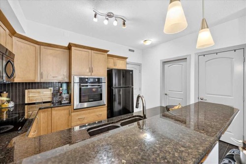303-70 Royal Oak Plaza Nw, Calgary, AB - Indoor Photo Showing Kitchen