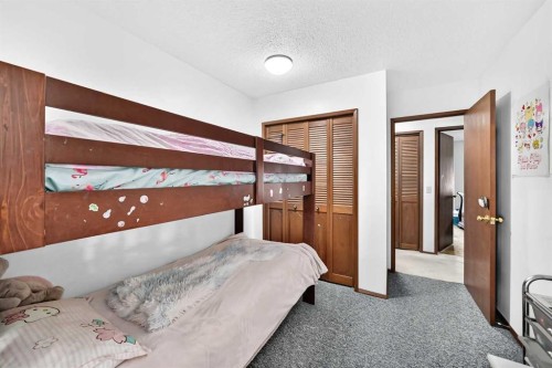 11 Rundlemere Place Ne, Calgary, AB - Indoor Photo Showing Bedroom