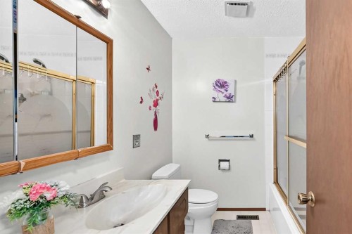 11 Rundlemere Place Ne, Calgary, AB - Indoor Photo Showing Bathroom