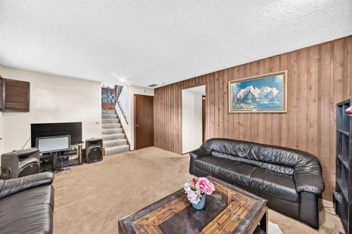 11 Rundlemere Place Ne, Calgary, AB - Indoor Photo Showing Living Room