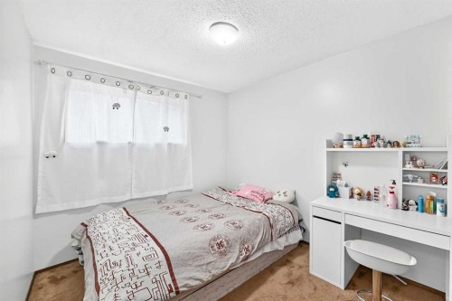 11 Rundlemere Place Ne, Calgary, AB - Indoor Photo Showing Bedroom