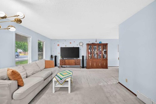 11 Rundlemere Place Ne, Calgary, AB - Indoor Photo Showing Living Room