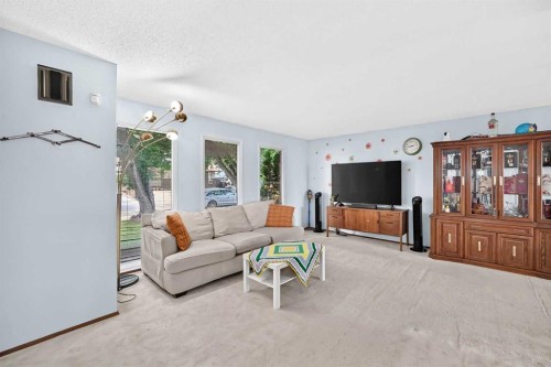 11 Rundlemere Place Ne, Calgary, AB - Indoor Photo Showing Living Room