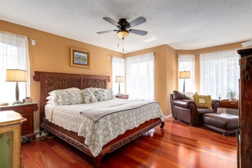 142 Springbank Crescent Sw, Calgary, AB - Indoor Photo Showing Bedroom
