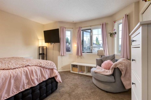 142 Springbank Crescent Sw, Calgary, AB - Indoor Photo Showing Bedroom