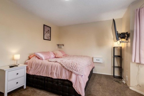 142 Springbank Crescent Sw, Calgary, AB - Indoor Photo Showing Bedroom