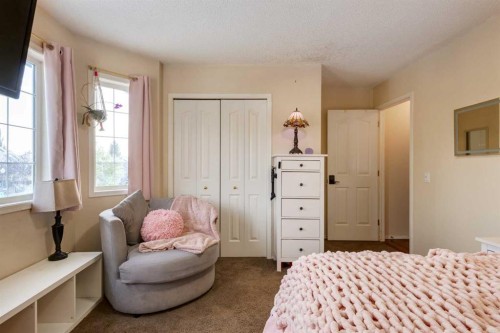 142 Springbank Crescent Sw, Calgary, AB - Indoor Photo Showing Bedroom