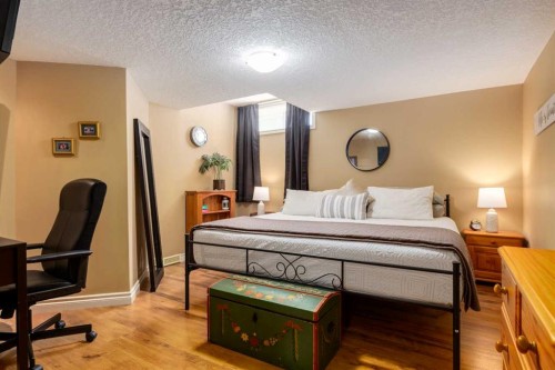 142 Springbank Crescent Sw, Calgary, AB - Indoor Photo Showing Bedroom