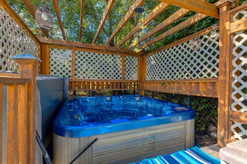 142 Springbank Crescent Sw, Calgary, AB - Outdoor With Deck Patio Veranda