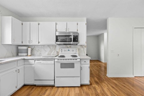 28 Erin Croft Place Se, Calgary, AB - Indoor Photo Showing Kitchen