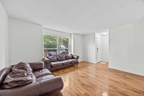 28 Erin Croft Place Se, Calgary, AB - Indoor Photo Showing Living Room