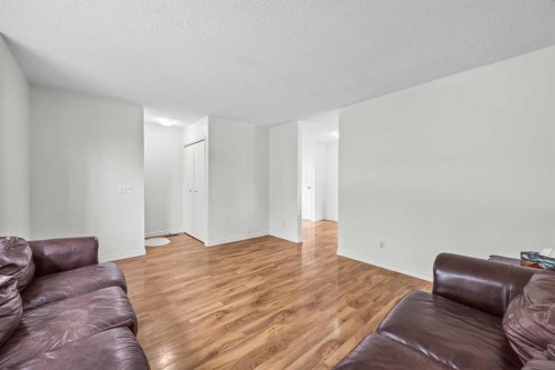 28 Erin Croft Place Se, Calgary, AB - Indoor Photo Showing Living Room