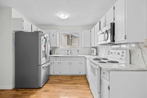 28 Erin Croft Place Se, Calgary, AB - Indoor Photo Showing Kitchen