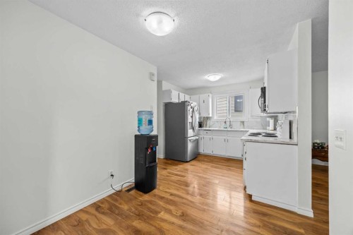 28 Erin Croft Place Se, Calgary, AB - Indoor Photo Showing Kitchen