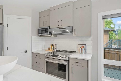 10 Aspen Stone Mews Sw, Calgary, AB - Indoor Photo Showing Kitchen With Upgraded Kitchen