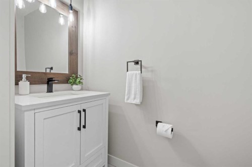 10 Aspen Stone Mews Sw, Calgary, AB - Indoor Photo Showing Bathroom