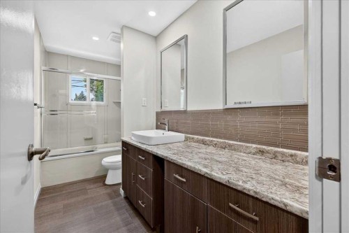 4707 Brockington Road Nw, Calgary, AB - Indoor Photo Showing Bathroom