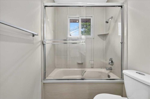 4707 Brockington Road Nw, Calgary, AB - Indoor Photo Showing Bathroom