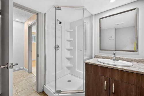 4707 Brockington Road Nw, Calgary, AB - Indoor Photo Showing Bathroom