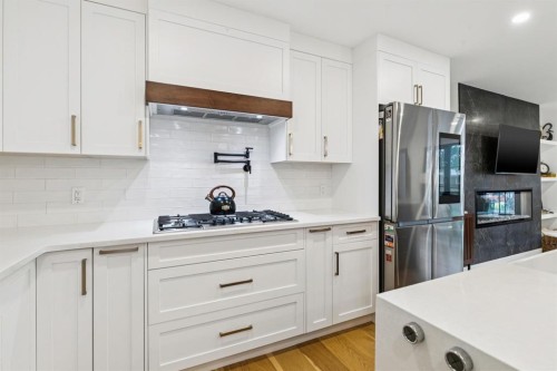 2543 Chicoutimi Drive Nw, Calgary, AB - Indoor Photo Showing Kitchen With Upgraded Kitchen