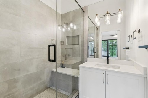 2543 Chicoutimi Drive Nw, Calgary, AB - Indoor Photo Showing Bathroom