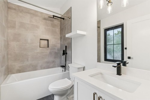 2543 Chicoutimi Drive Nw, Calgary, AB - Indoor Photo Showing Bathroom