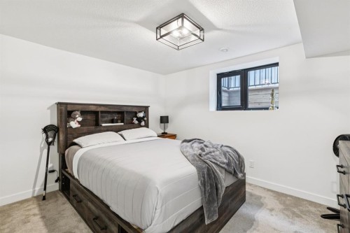 2543 Chicoutimi Drive Nw, Calgary, AB - Indoor Photo Showing Bedroom