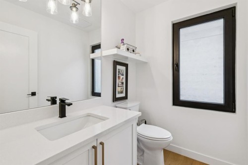 2543 Chicoutimi Drive Nw, Calgary, AB - Indoor Photo Showing Bathroom