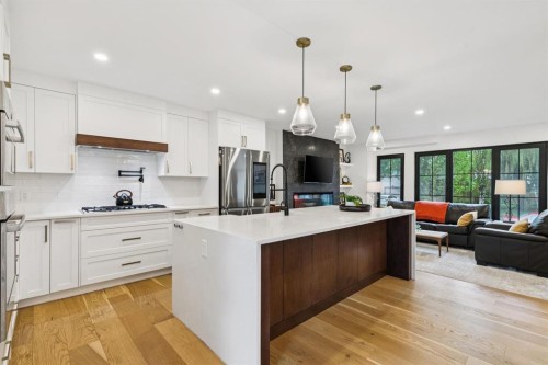 2543 Chicoutimi Drive Nw, Calgary, AB - Indoor Photo Showing Kitchen With Upgraded Kitchen