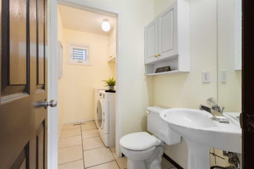 508 78 Avenue Sw, Calgary, AB - Indoor Photo Showing Bathroom