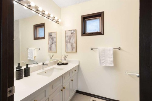 508 78 Avenue Sw, Calgary, AB - Indoor Photo Showing Bathroom