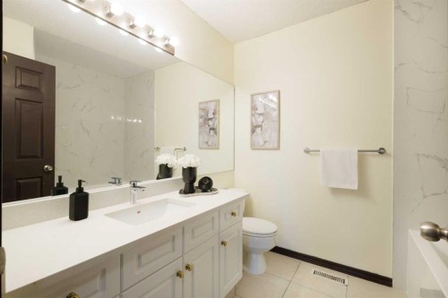 508 78 Avenue Sw, Calgary, AB - Indoor Photo Showing Bathroom