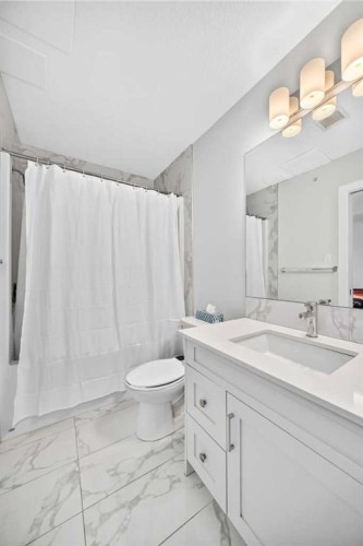409-30 Walgrove Se, Calgary, AB - Indoor Photo Showing Bathroom