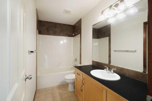57 Everoak Circle Sw, Calgary, AB - Indoor Photo Showing Bathroom