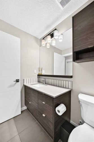 201-122 Mahogany Centre Se, Calgary, AB - Indoor Photo Showing Bathroom
