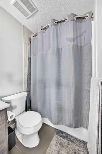 201-122 Mahogany Centre Se, Calgary, AB - Indoor Photo Showing Bathroom