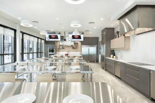 202-122 Mahogany Centre Se, Calgary, AB - Indoor Photo Showing Kitchen With Upgraded Kitchen