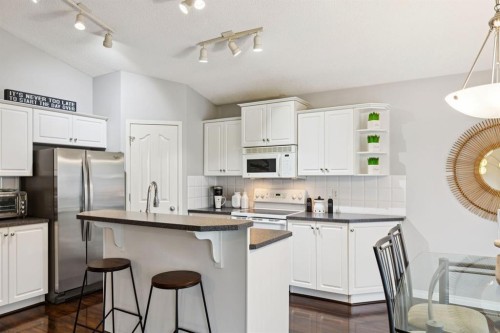 21 Covehaven Gardens Ne, Calgary, AB - Indoor Photo Showing Kitchen
