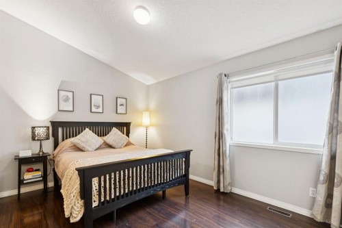21 Covehaven Gardens Ne, Calgary, AB - Indoor Photo Showing Bedroom