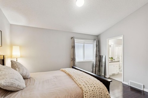 21 Covehaven Gardens Ne, Calgary, AB - Indoor Photo Showing Bedroom