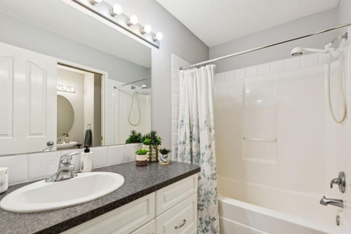21 Covehaven Gardens Ne, Calgary, AB - Indoor Photo Showing Bathroom