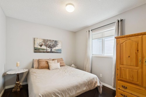 21 Covehaven Gardens Ne, Calgary, AB - Indoor Photo Showing Bedroom