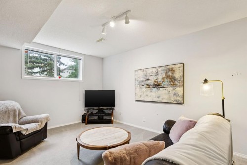 21 Covehaven Gardens Ne, Calgary, AB - Indoor Photo Showing Living Room
