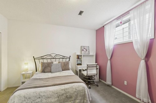 21 Covehaven Gardens Ne, Calgary, AB - Indoor Photo Showing Bedroom