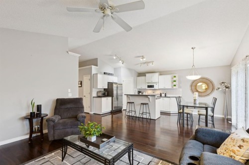 21 Covehaven Gardens Ne, Calgary, AB - Indoor Photo Showing Living Room