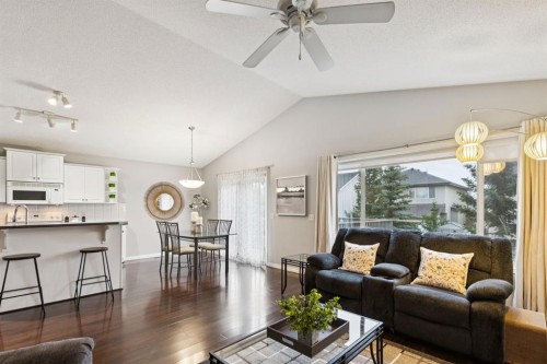 21 Covehaven Gardens Ne, Calgary, AB - Indoor Photo Showing Living Room